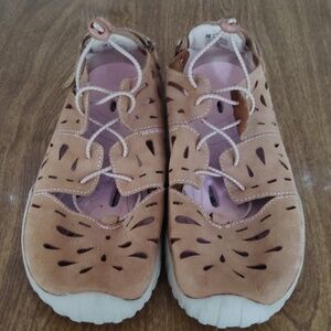 Jambu women's Tan Slip on Sandal.Size9